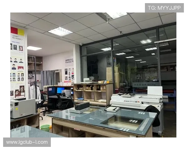 前台新员工上班时间频繁打游戏引发管理层关注与讨论